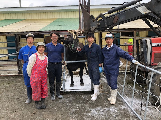 日高地方のJAしずない管内の優良供卵牛提供生産者の泊さん御一家と落合さん