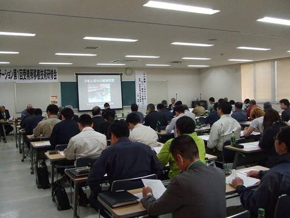 4月24日 深川市にて「牛の健康」をテーマにした小岩政照酪農学園名誉教授（当社顧問）の講演会を開催しました。